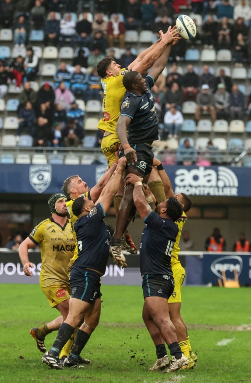 Le troisième ligne aile français de Montpellier Yacouba Camara (d.) et le troisième ligne français de La Rochelle Paul Boudehent (g.) tentent d'attraper le ballon lors du match de Top 14 français entre le Montpellier Hérault Rugby et le Stade Rochelais, à Montpellier, le 26 octobre 2024