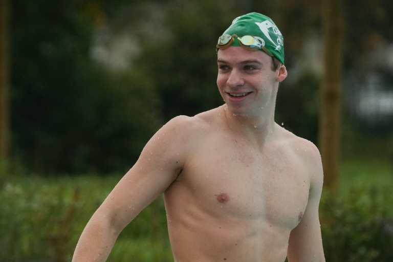 Le quadruple champion olympique Léon Marchand avant de se lancer à l'eau au cours de la réunion interclubs de Montauban le 10 novembre 2024