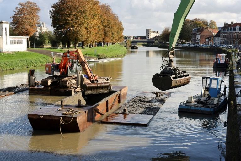 Une grue nettoie le canal du Haut Pont à Saint-Omer, un an après les inondations de l'hiver dernier, le 22 octobre 2024 dans le Pas-de-Calais