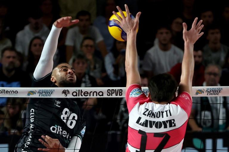 Earvin Ngapeth réalise un smash lors de la rencontre entre Poitiers et Narbonne, à Poitiers, le 28 septembre 2024