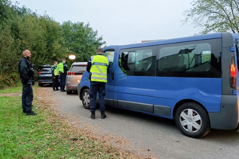 Des gendarmes contrôlent des personnes quittant en voiture un entrepôt désaffecté où s'est tenue une rave-party illégale, le 3 novembre 2024 à Brie, en Ille-et-Vilaine