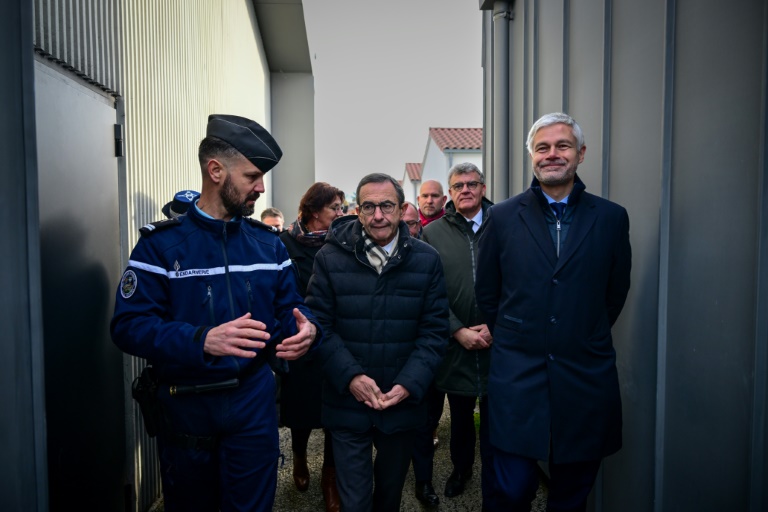 Le ministre de l'Intérieur Bruno Retailleau (c) et le président du groupe parlementaire de la Droite Républicaine Laurent Wauquiez (d) visitent une nouvelle caserne de gendarmes à Bas-en-Basset, le 22 novembre 2024 en Haute-Loire