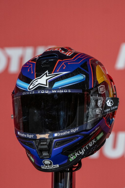 Le casque du pilote espagnol  Jorge Martin présente lors d'une conférence de presse dans le cadre du GP Moto GP de Barcelone le 14 novembre 2024 à Montmelo