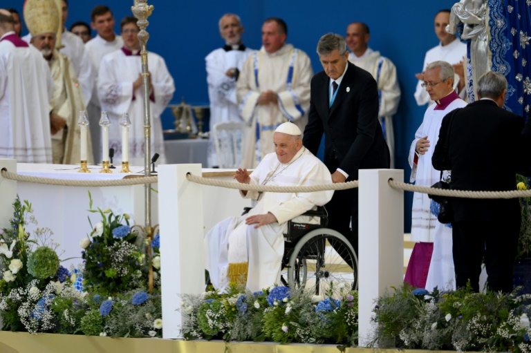 Le pape François, en fauteuil roulant, arrive pour célébrer une messe au stade Vélodrome, à Marseille, le 23 septembre 2023