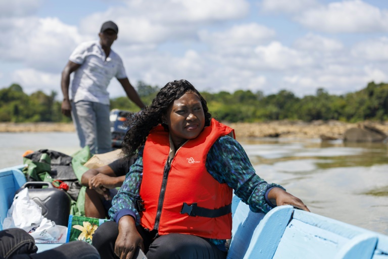 Madelaine Akatia, gérante de l'entreprise AKM qui assure le transport de personnes et de marchandises sur le Maroni, le 6 novembre 2024 près de la commune d'Apatou