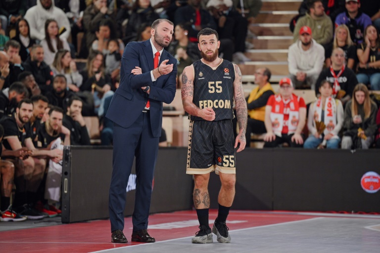 L'entraîneur monégasque  Manuchar Markoishvili (g) et le meneur de jeu Mike James durant la rencontre d'Euroligue de basket contre Villeurbanne, le 21 novembre 2024 à Monaco