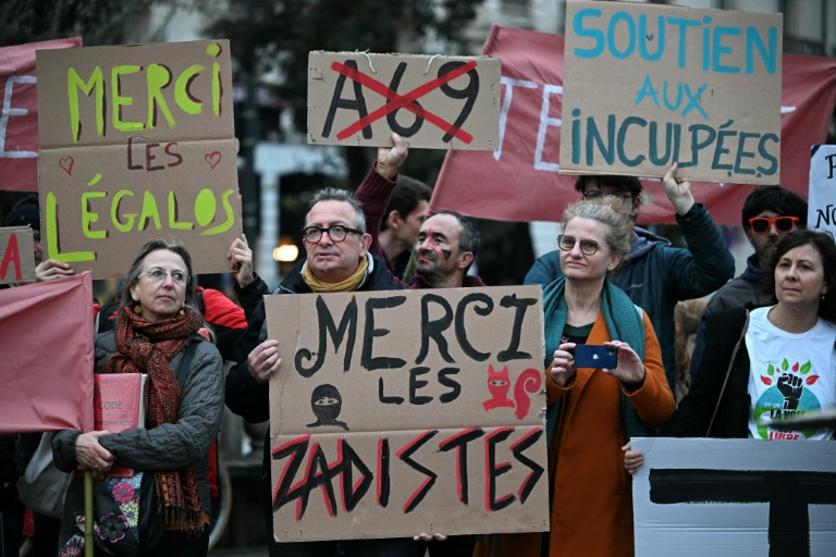 Des opposants à la construction de l'autoroute A69 se rassemblent devant l'audience du tribunal administratif de Toulouse, le 25 novembre 2024