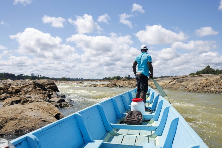 Sur le fleuve Maroni dont le niveau a fortement baissé, les piroguiers doivent zigzaguer entre les rochers, le 6 novembre 2024 près de la commune d'Apatou