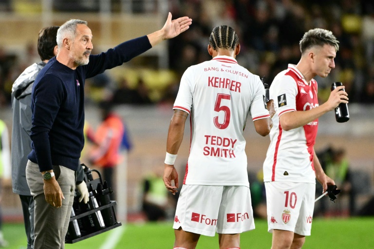 L'entraîneur de Monaco Adi Hütter recadre ses joueurs lors du match de L1 contre Lille (0-0) le 18 octobre au stade Louis II de Monaco.