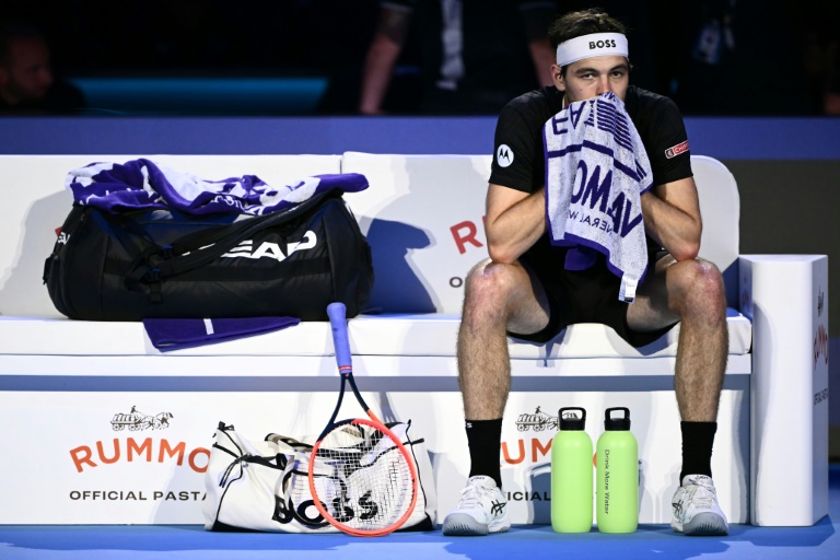 L'Américain Taylor Fritz lors d'un chnagement de côté durant son match contre l'Italien Jannik Sinner lors de la 3ème journée des Masters ATP le 12 novembre 2024 à Turin