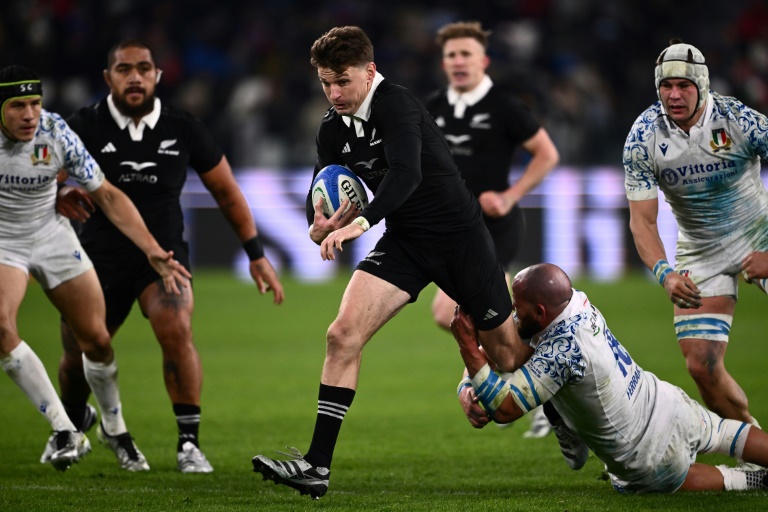 Le demi d'ouverture néo-zélandais Beauden Barrett (au centre) avec le ballon face à l'Italie, à Turin, le 23 novembre 2024