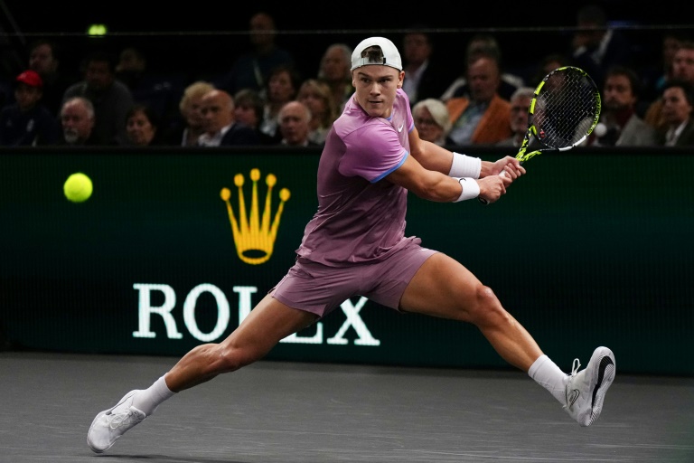 Le Danois Holger Rune battu en demi-finale du Masters 1000 de Paris par l'Allemand Alexander Zverev, le 2 novembre 2024 à Bercy