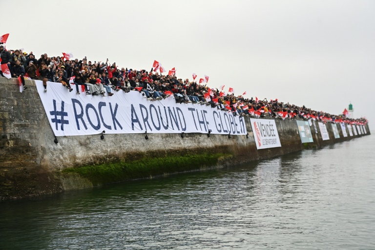 Des spectateurs saluent les marins depuis la jetée du chenal de Port Olona  qui prennent le départ de la 10e édition du Vendée Globe, le 10 novembre 2024