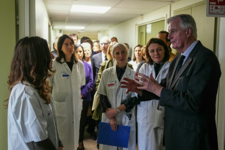 Le Premier ministre Michel Barnier s'entretient avec des membres du personnel de la Maison des femmes, à l'hôpital de l'Hôtel-Dieu à Paris, le 25 novembre 2024