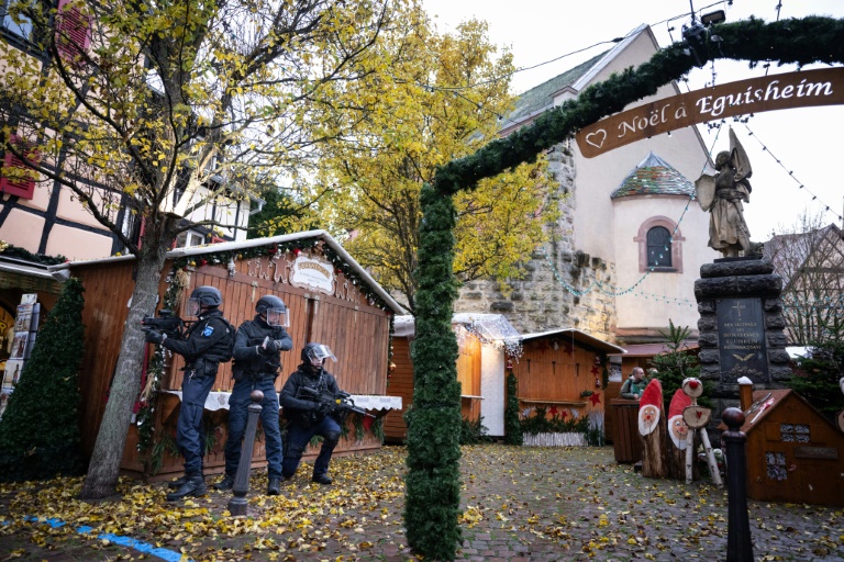 Des gendarmes dans une rue d'Eguisheim lors d'un exercice simulant une attaque terroriste, le 28 novembre 2024 dans le Haut-Rhin