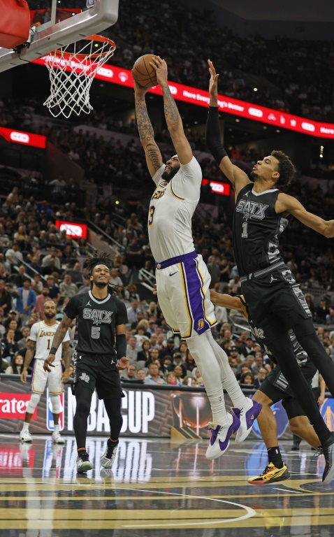 Anthony Davis des Los Angeles Lakers smashe devant Victor Wembanyama des San Antonio Spurs en NBA le 15 novembre 2024 à San Antonio, Texas