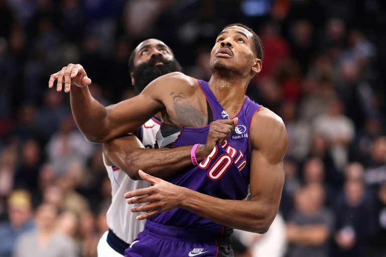 James Harden (g.), le meneur des Los Angeles Clippers, et Ochai Agbaji (d.), l'arrière des Toronto Raptors pendant un match NBA, à Inglewood (Californie), le 09 novembre 2024