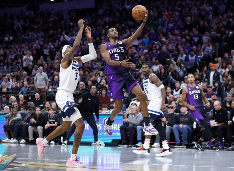 Bras roulé de De'Aaron Fox des Sacramento Kings au cours du match de NBA contre les Minnesota Timberwolves le 15 novembre 2024 à Sacramento, Californie