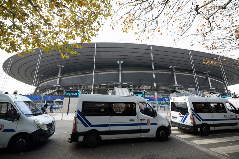 Des véhicules de police stationnés devant le Stade de France à la veille du match  de la Ligue des nations de l'UEFA entre la France et Israël, le 13 novembre 2024 à Saint-Denis, au nord de Paris