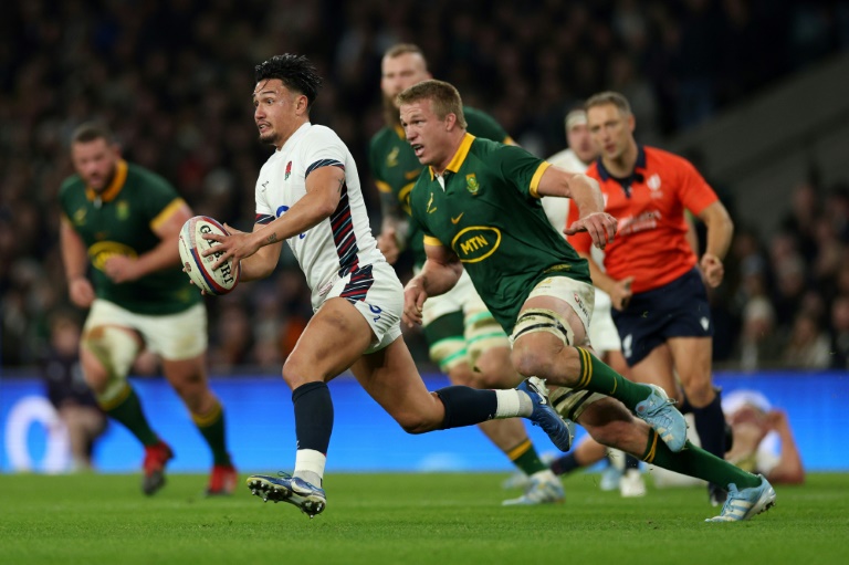 Le demi de mêlée anglais Marcus Smith ballon en main lors du test match contre l'Afrique du Sud samedi à Twickenham.