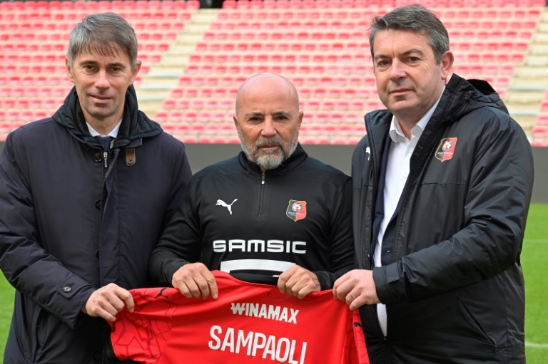 L'Argentin Jorge Sampaoli, nouvel entraîneur du Stade Rennais, entre Frédéric Massara (g) et Arnaud Pouille, directeur sportif et président du club, le 12 novembre 2024 au Roahzon Park à Rennes