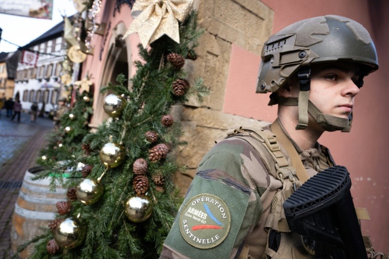 Un soldat de la force Sentinelle patrouille à Eguisheim lors d'un exercice simulant une attaque terroriste, le 28 novembre 2024 dans le Haut-Rhin