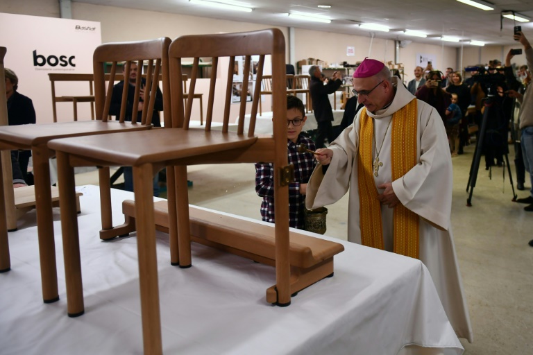 L'évêque du diocèse d'Aire-et-Dax, Mgr Nicolas Souchu, bénit les nouvelles chaises de Notre-Dame de Paris, signées de la designer Iona Vautrin, le 18 novembre 2024 à Hagetmau, dans les Landes