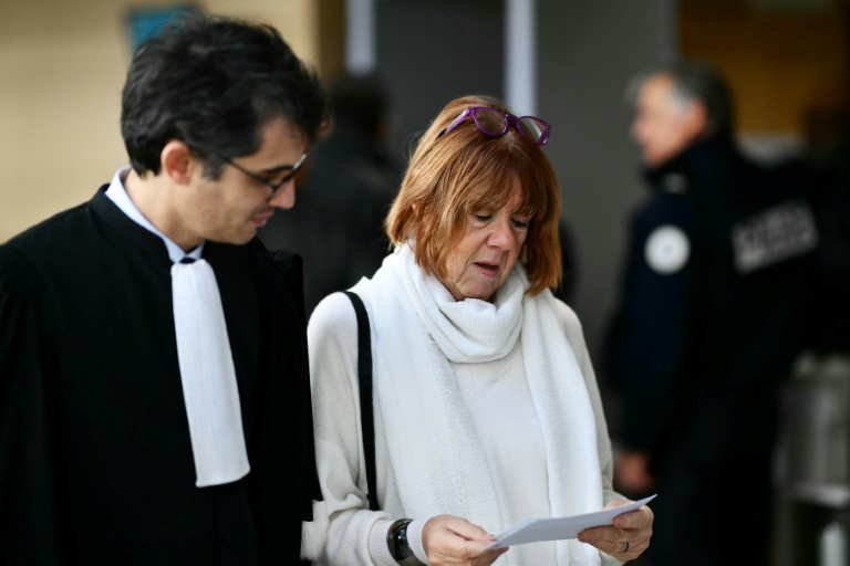 Gisèle Pelicot (droite) sort de la salle d'audience en compagnie de son avocat Me Stéphane Babonneau, le 14 novembre 2024 à Avignon