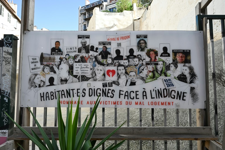 Le 17 octobre 2024, une affiche avec des portraits et les noms des huit victimes de l'effondrement de deux immeubles rue d'Aubagne, à Marseille