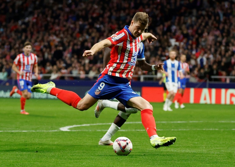 L'attaquant norvégien de l'Atlético Madrid Alexander Sorloth marque le deuxième but de son équipe lors d'un match de Liga contre le Deportivo Alavés, au stade Metropolitano, à Madrid, le 23 novembre 2024