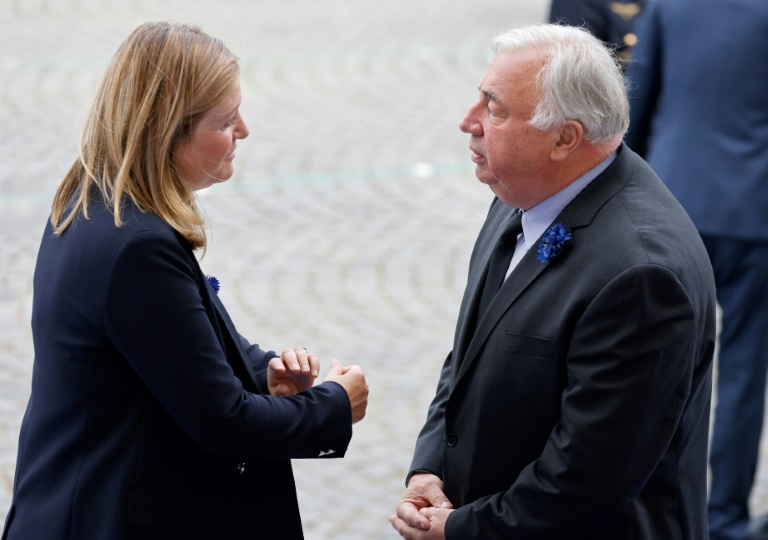 Le président du Sénat Gérard Larcher et la présidente de l'Assemblée nationale Yaël Braun-Pivet lors du défilé militaire du 14 juillet 2023 sur les Champs-Élysées à Paris