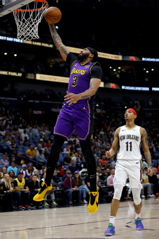 Anthony Davis marque un panier pour les Los Angeles Lakers en NBA, le 16 novembre 2024 à La Nouvelle-Orléans