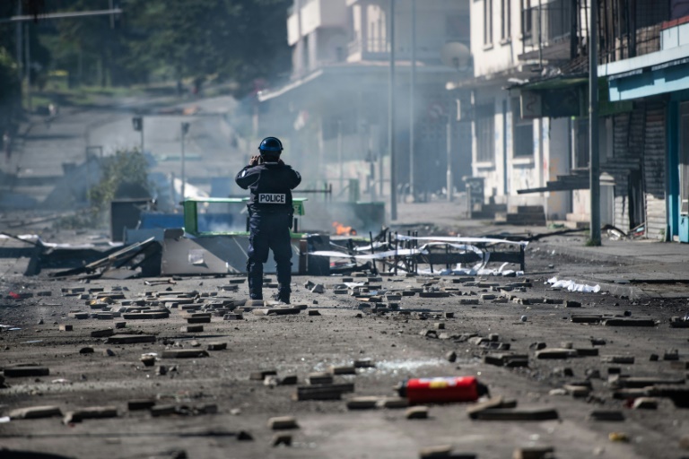 Un policier dans une rue de Nouméa, en Nouvelle-Calédonie, le 24 juin 2024