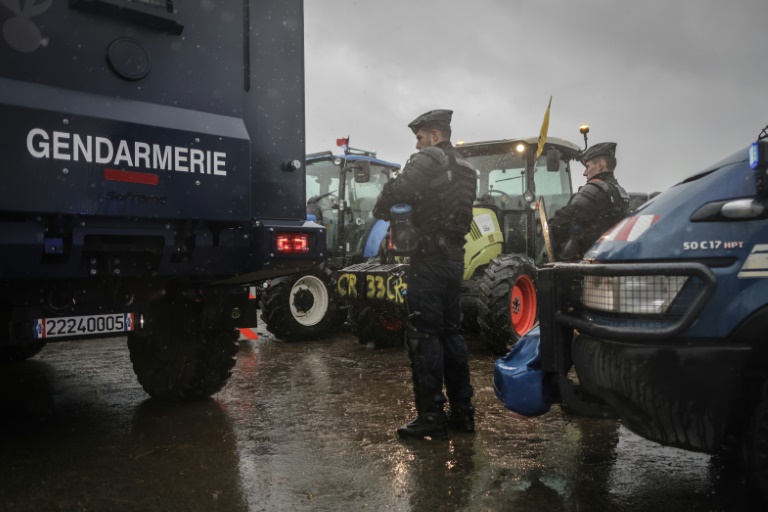 Des gendarmes dispersent des agriculteurs bloquant les accès au centre Leclerc de Beychac-et-Caillau (Gironde), le 21 novembre 2024