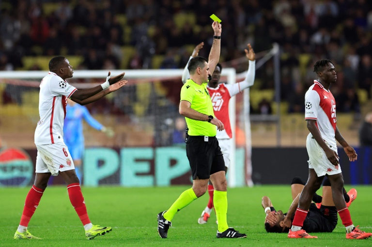 L'arbitre slovène Rade Obrenovic exclue Wilfried Singo (D) lors du match de Ligue des champions entre l'ASM et Benfica, à Monaco, le 27 novembre 2024