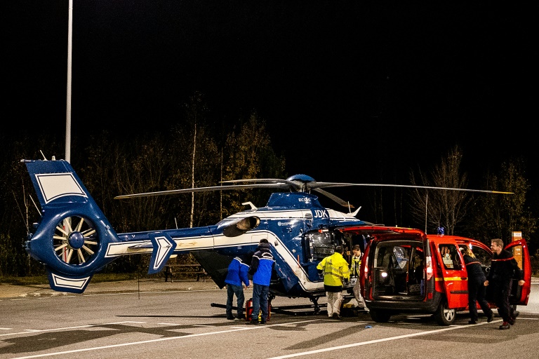 Des gendarmes, des membres d'un service pédiatrique de Toulouse et des secours sur les lieux de l'accident d'un autocar espagnol à Porte-Puymorens, dans les Pyrénées-Orientales, le 1er décembre 2024.