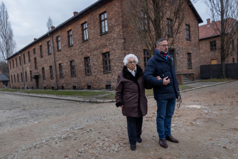 Esther Senot marche dans l'enceinte du Mémorial et du Musée d'Auschwitz-Birkenau, à Oswiecim, dans le sud de la Pologne, le 5 décembre 2024