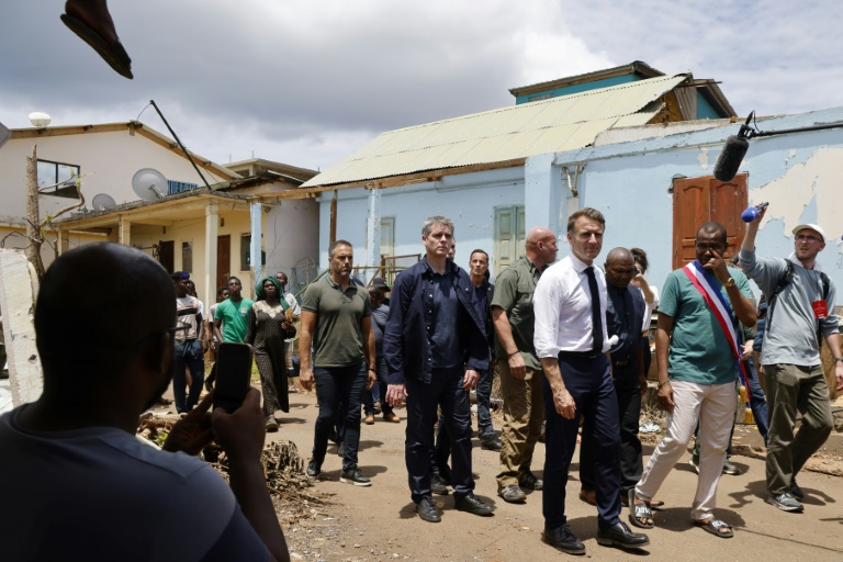 Le président français Emmanuel Macron visite un quartier de Tsingoni, à Mayotte, le 20 décembre 2024, après le passage du cyclone Chido sur l'archipel