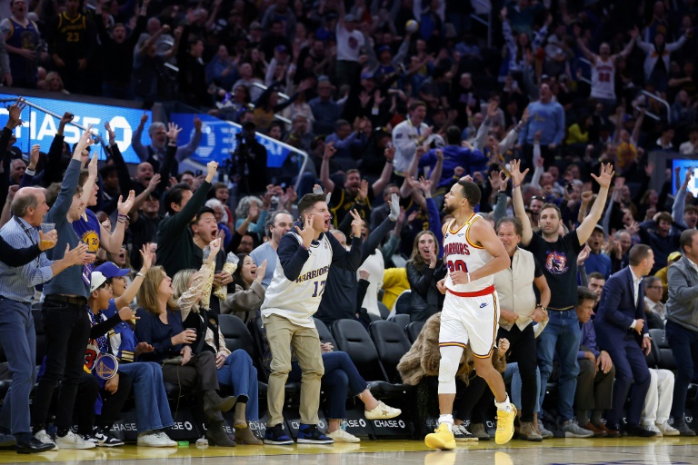 Stephen Curry après avoir inscrit un panier à trois points sur le buzzer lors d'un match de saison régulière des Golden State Warriors contre les Minnesota Timberwolves, le 8 décembre 2024 à San Francisco