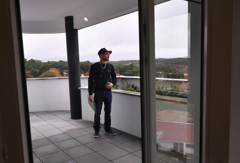 Benoît Quintin sur la terrasse de l'appartement qu'il vient d'acheter à la résidence Grândola à Tarnos, le 2 décembre 2024 dans les Landes