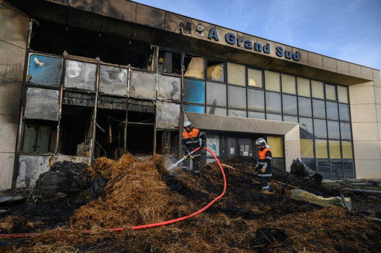 Devant des locaux incendiés de la MSA Grand Sud après une manifestation d'agriculteurs, le 26 janvier 2024 à Narbonne