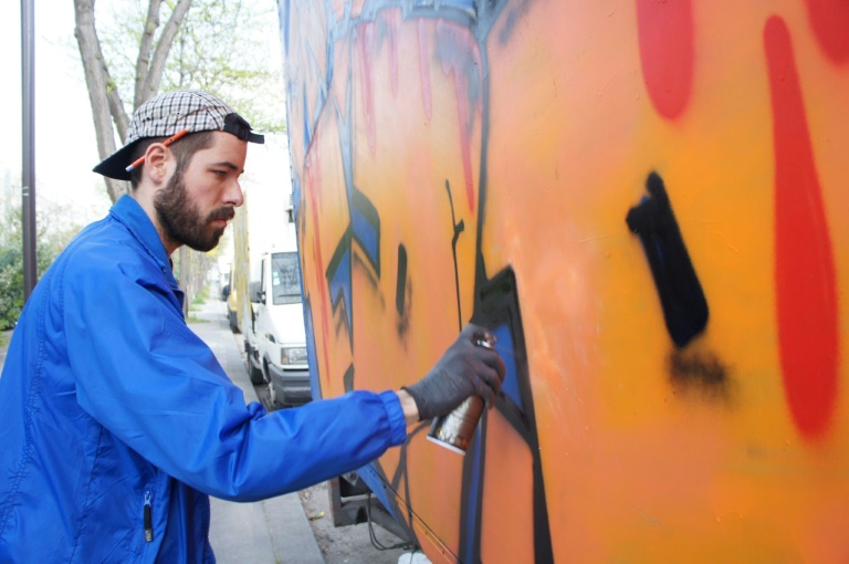 Photo diffusée par la famille du peintre et street-artist français Théo Clerc réalisant un tag sur un camion à Paris en 2018