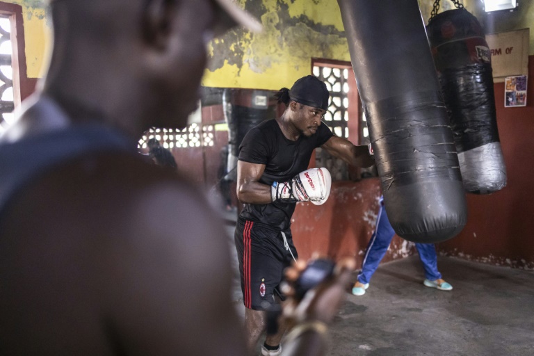 Séance d'entraînement au sac dans la salle Atton Quarshie Gym de Jamestown, le 11 décembre 2024 à Accra