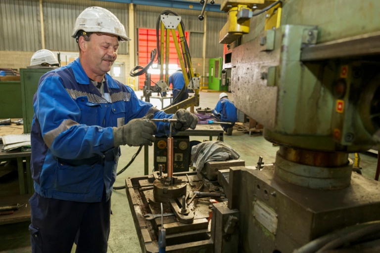 Un employé de la Scop La Meusienne travaille sur une machine à Ancerville, le 28 novembre 2024 dans la Meuse