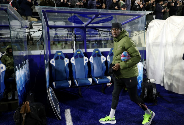 L'attaquant français du Paris Saint-Germain Randal Kolo Muani s'apprête à prendre place sur le banc de touche avant le début du match de Ligue 1 contre l'AJ Auxerre, à Auxerre, le 6 décembre 2024