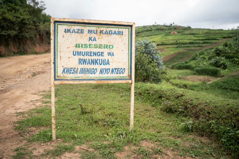 Un panneau de bienvenue à Bisesero, dans l'ouest du Rwanda, où s'est déroulé l'un des plus grands massacres du génocide rwandais de 1994, le 2 décembre 2020