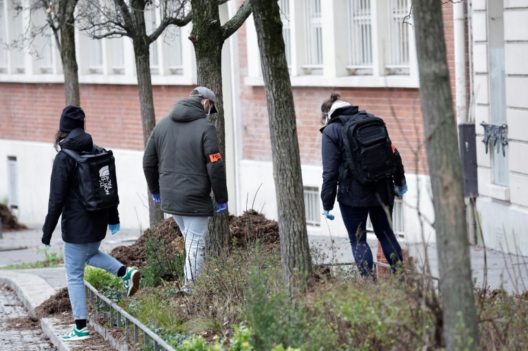 Des enquêteurs de la police scientifique sur le site où un adolescent a été tué lors d'une rixe entre bandes rivales devant le lycée Rodin à Paris, le 17 décembre 2024