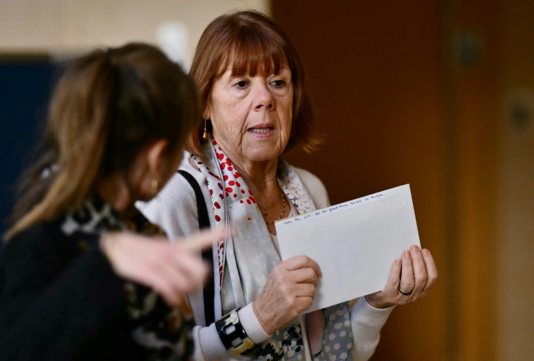 Gisèle Pelicot arrive avec ses avocats Antoine Camus et Stéphane Babonneau au tribunal judiciaire d'Avignon, le 4 décembre 2024