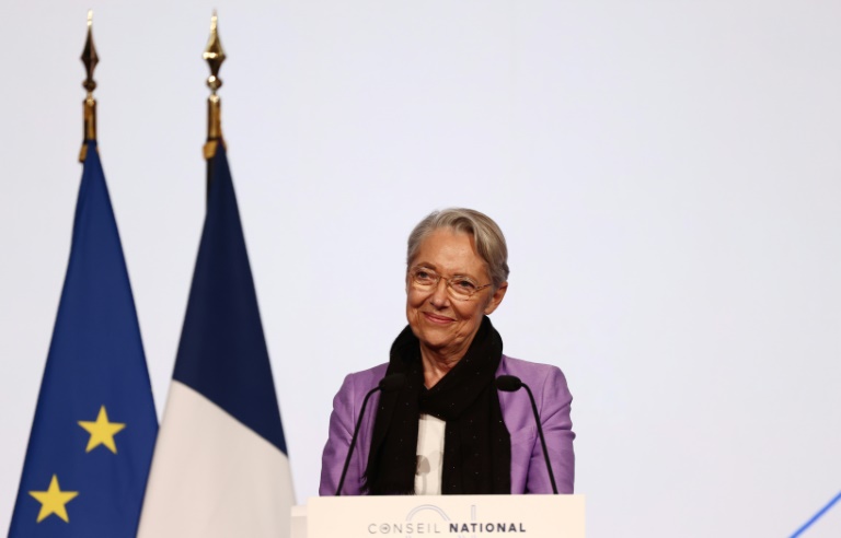 Elisabeth Borne fait une déclaration après avoir été élue présidente du conseil national de Renaissance, le 8 décembre 2024 à Paris