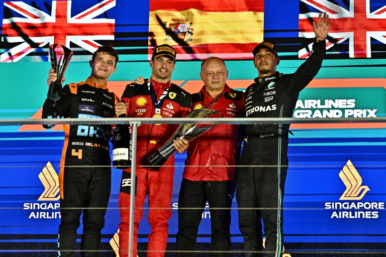 La saison prochaine Lewis Hamilton (à droite) remplacera Carlos Sainz Jr. (2e à gauche) chez Ferrari et retrouvera Fred Vasseur (2e à droite) le Team Principal de la Scuderia qu'il connait bien, ici photographiés ensemble lors du podium du GP de Singapour le 17 septembre 2023 sur le circuit urbain de Singapoour